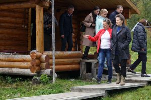 Владелица базы Неройка Любовь Филоненко проводит экскурсию для губернатора Натальи Комаровой.