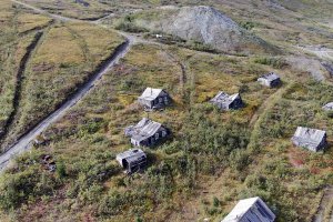Посёлок Додо располагается на месторождении кварца и горного хрусталя